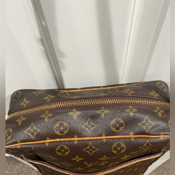 Louis Vuitton - Picture 13 of 14